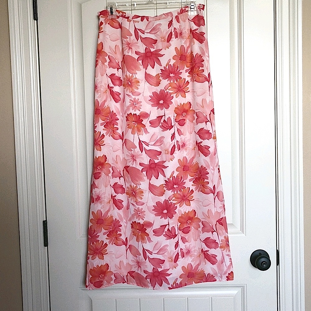 Beautiful Floral Lined Worthington Skirt in Coral, Pink, & Orange. Size 8.